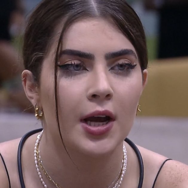 Dantinhas's tweet image. As meninas arquitetando pra Jade levar a Natália pro cinema do líder. Larissa falou que as pessoas iam ver como interesse (e obviamente é), Laís falou que nem tanto, que Jade “pode virar pra ela” e falar que ela é a única que ela nunca levou pra nada #BBB22