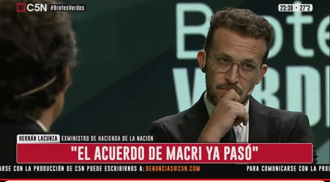 FrancesBancaria's tweet photo. Lacunza excusandose ante cada pregunta de @aleberco con aburrimiento x hablar del pasado. En el fondo le da vergüenza reconocer el fracaso del Macrismo y lo indefendible de su gestión que con sus políticas económicas termino dejando al país en ruinas y endeudado.
#Brotesverdes https://t.co/PoE2V7BEbr