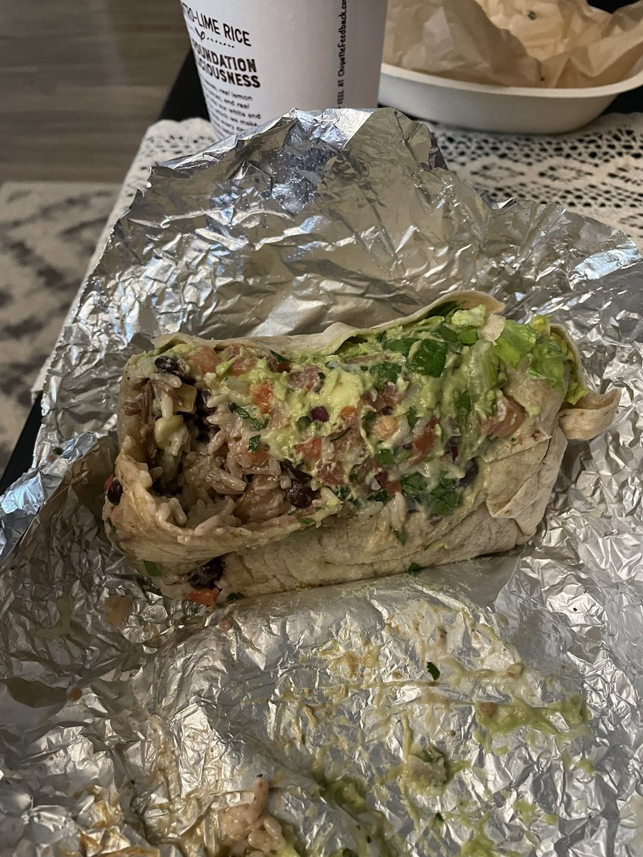PhilipMoffat's tweet photo. Just got my burrito from chipotle. This is brutal lol @ChipotleTweets https://t.co/DoOcRspxWa