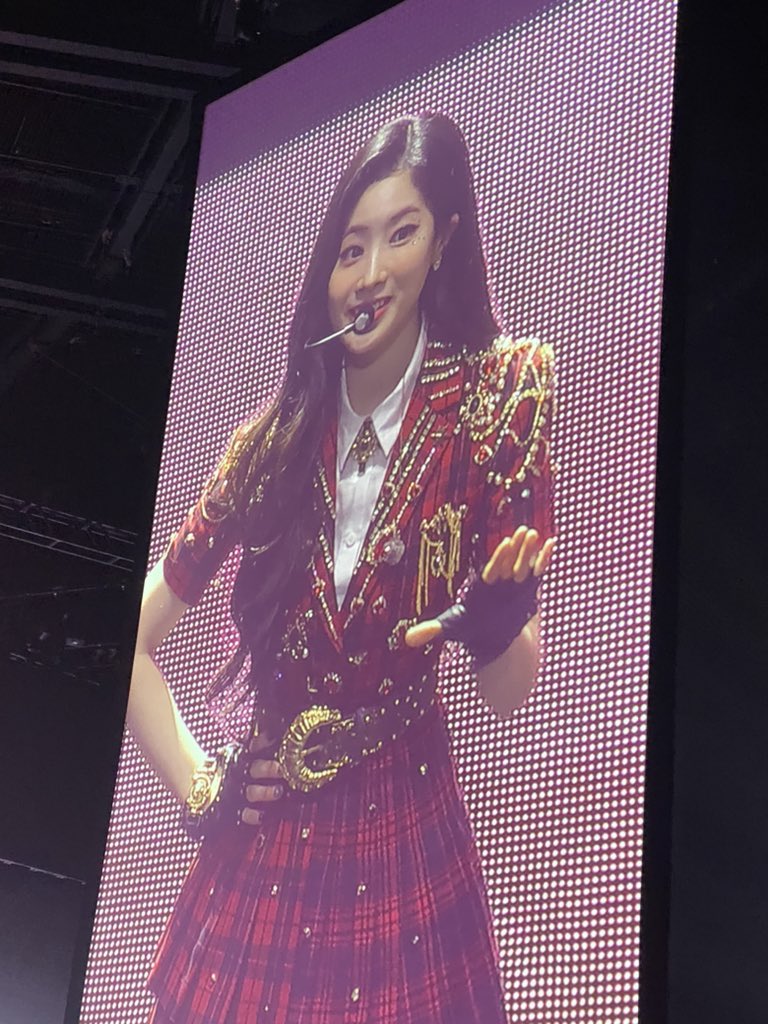 katehalliwell's tweet photo. dahyun has this crowd in the palm of her hand i can’t #TWICEINLA https://t.co/ZZyQnXaukH