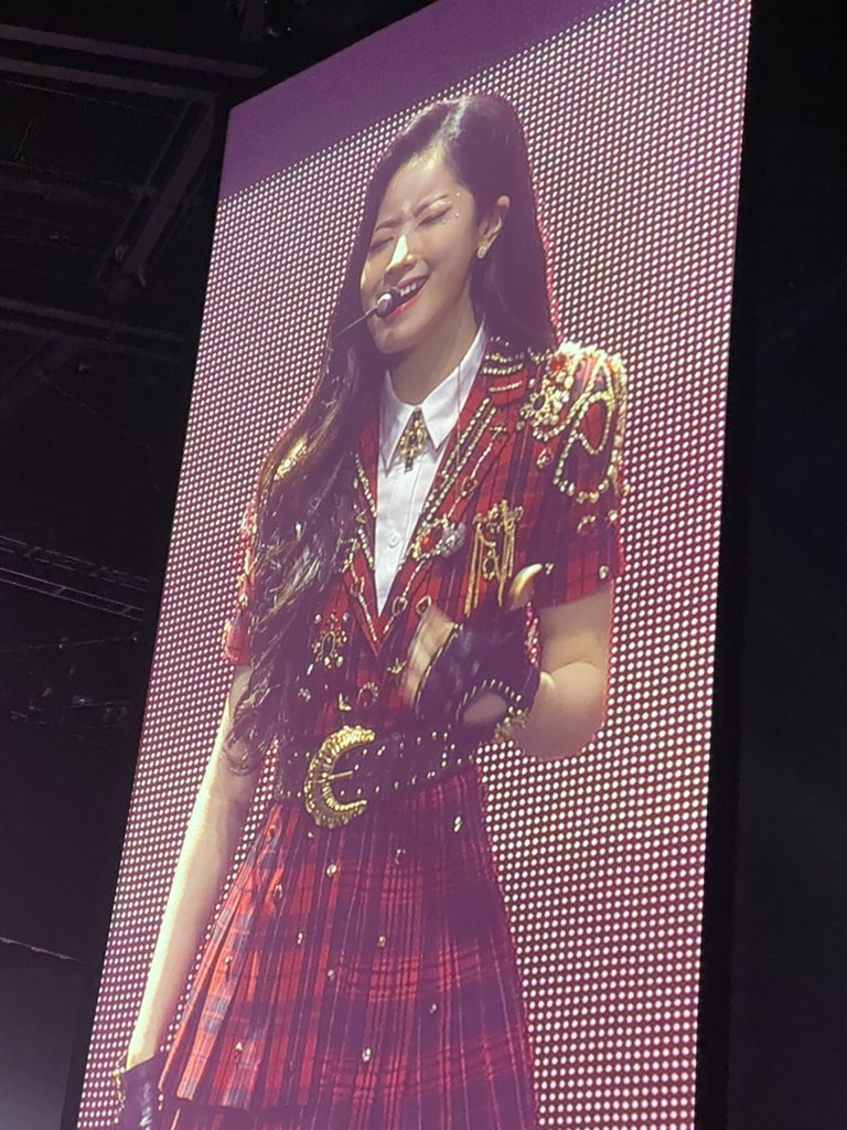 katehalliwell's tweet photo. dahyun has this crowd in the palm of her hand i can’t #TWICEINLA https://t.co/ZZyQnXaukH