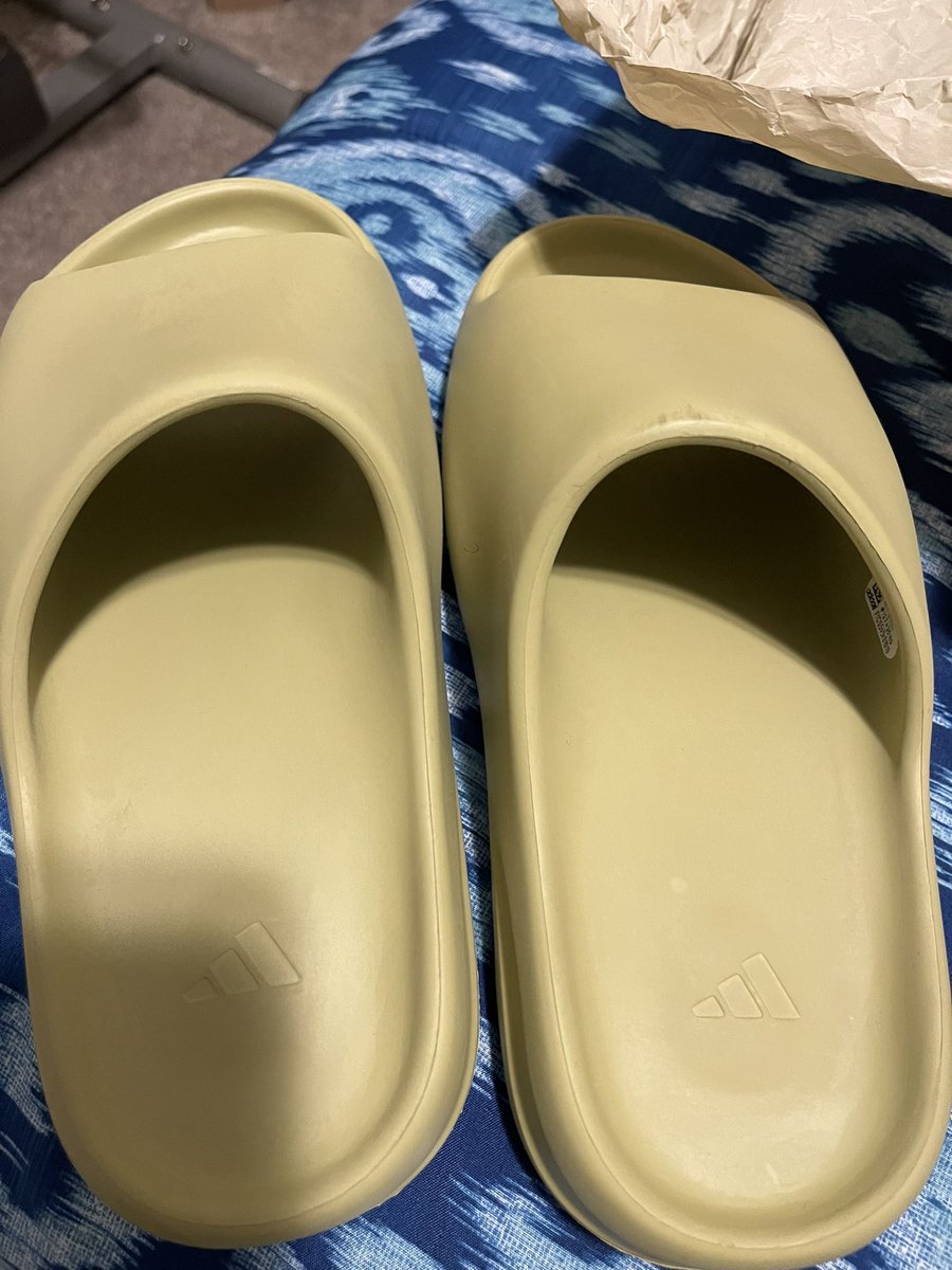 RahLovely's tweet photo. @goatapp So now I’m out of $40 for instant shipping because you send me these and I want to return them???? These would NEVER pass your authentication process in this condition, yet you think this is OK to send to your customers??? Totally unacceptable! https://t.co/xAulPxhPLU