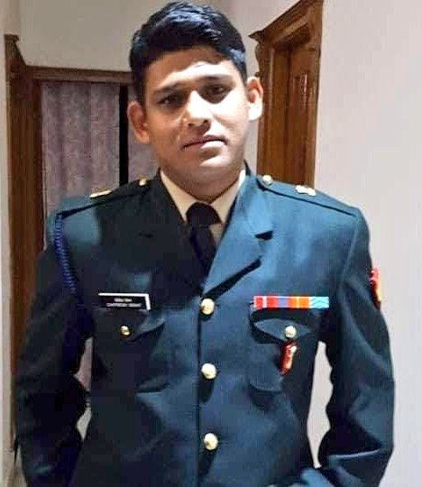 aniii_sharma's tweet photo. Unfortunately he was to return home for his marriage in Dehradun and his dad was engaged with preparations when he received the news that his son has laid down his life during IED clearing operation on 16th Feb 2019
 MAJOR CHITRESH BISHT |55 ENGINEERS| SENA MEDAL.
#knowyourHeroes https://t.co/taQ2B4VC1U