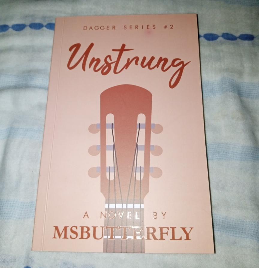 CrazeLion's tweet photo. Got my #DaggerSeries2 #Unstrung. Thank you for this @kpubph & @MsButterfly
Napakaganda ng quality ng book grabe. 😍 Just wanna ask po kung itong sign sa book po ba ay sulat-kamay talaga or printed lang? 🤔 https://t.co/srWLr7U3e4