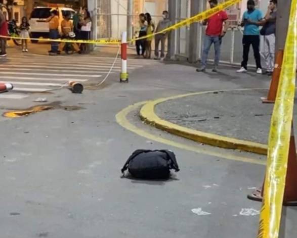 eluniversocom's tweet photo. Lanzan mochila con cabeza humana en zona portuaria de Puerto Bolívar, en El Oro►https://t.co/CKq1tsG0yk https://t.co/Ytp4dPWbjw
