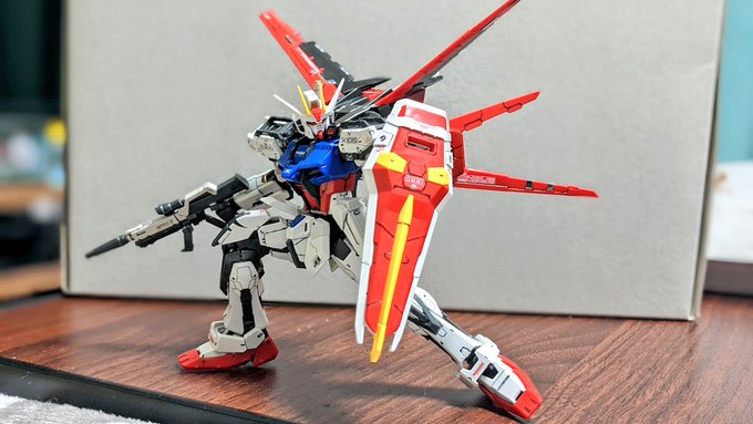エールストライクガンダムのプラモが完成したよ
1/144スケールは結構小さいね 