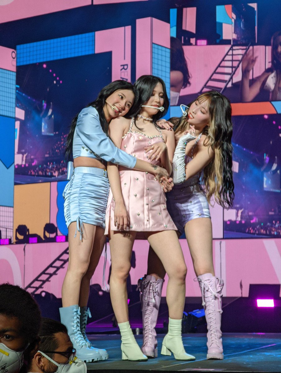tphamBU's tweet photo. They look so happy #TWICE_4TH_WORLD_TOUR #TWICE https://t.co/FAKyTw7Iw7