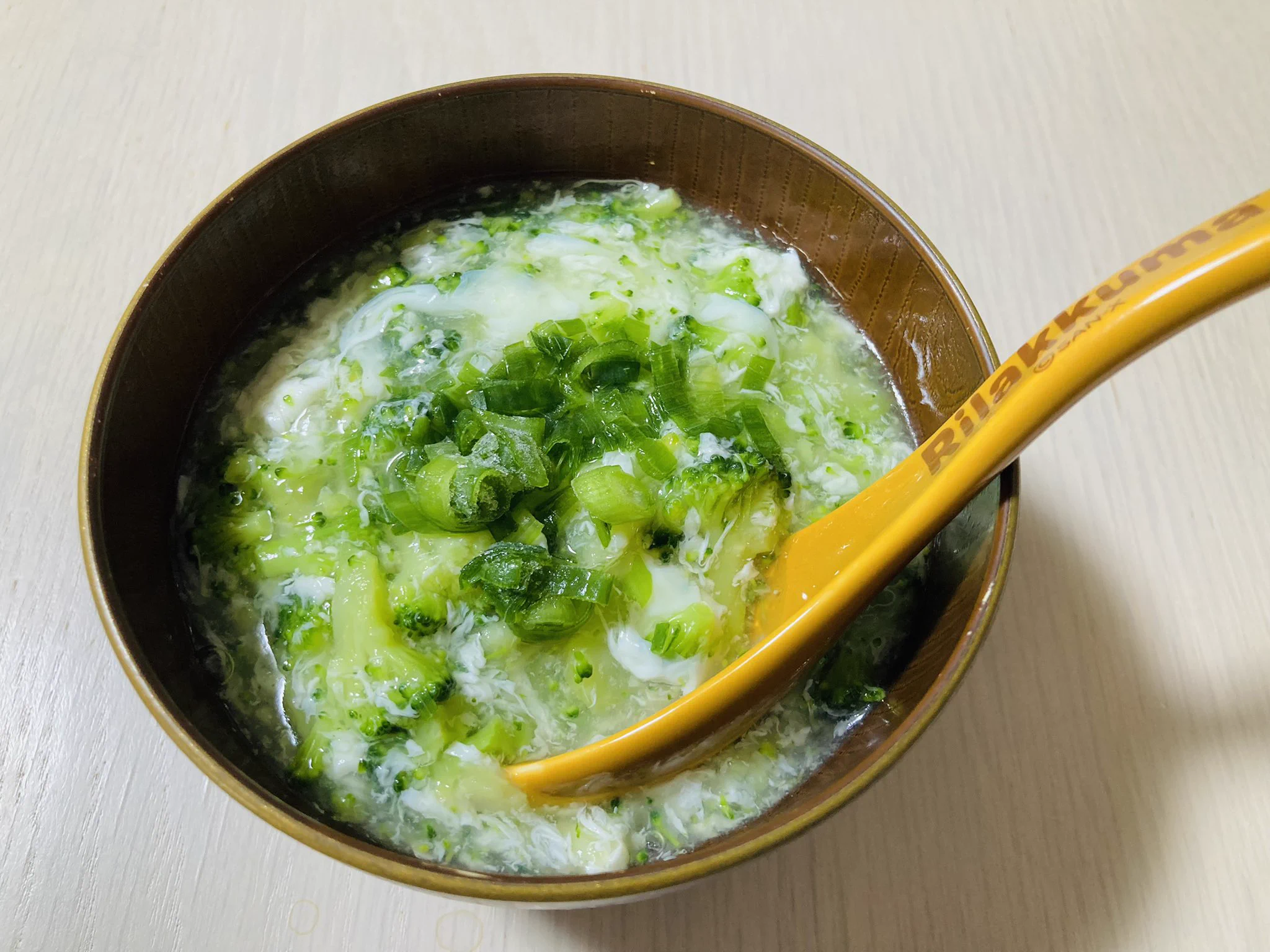 開け差しの冷凍ブロッコリーと夫が料理して謎に残していった2個分の卵白あったからランチに作った✌️さあまた9キロ抱えて歩いてこよ。  