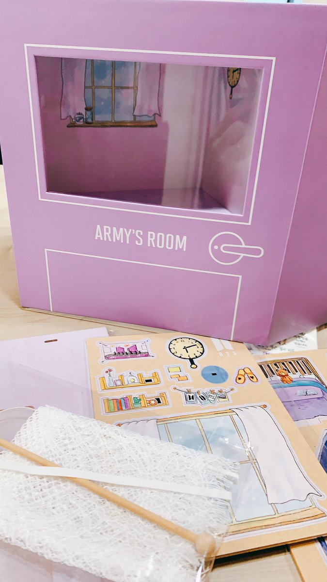 jinsxnt's tweet photo. ねえねえ、
ARMY´SROOMかわいすぎ😂💕
しかもこれBluetoothスピーカー
になってるよおおお😳♡
でもこういうの作るの苦手すぎて🙄
何時間かかるんやろか😇←

#MERCHBOX3
#BTS https://t.co/57IiB46NLF