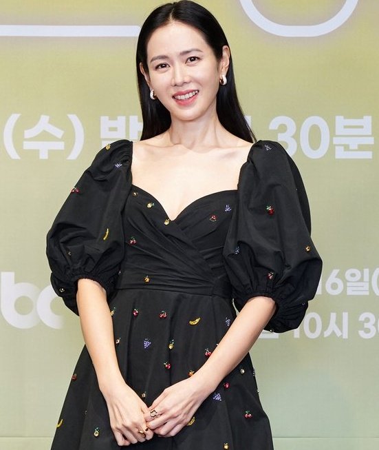 iconickdramas's tweet photo. Queen #SonYeJin is so pretty 💛 #ThirtyNine https://t.co/Or5k6YHtOv