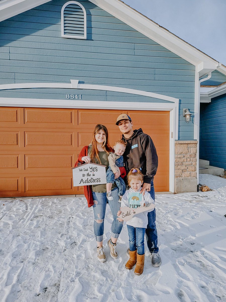 tateyK_'s tweet photo. late post on twitter, but we are home owners 🏡🗝 https://t.co/3Au1RNDlAJ