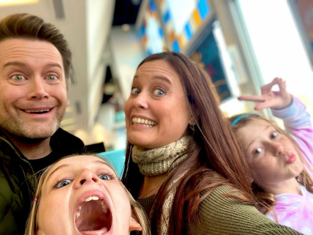 _MelissaArcher's tweet photo. Take 1 🎬 totally serious
Take 2 🎬 well…😂🤣
Take 3 🎬 Xmas card
Working hard as you can see. #SavedByGrace @pureflix series coming soon!
@skipstonepictures
#visitbentonville
#SparkCafe https://t.co/MYoZDpZ1AS https://t.co/7U7bW4Mmcj