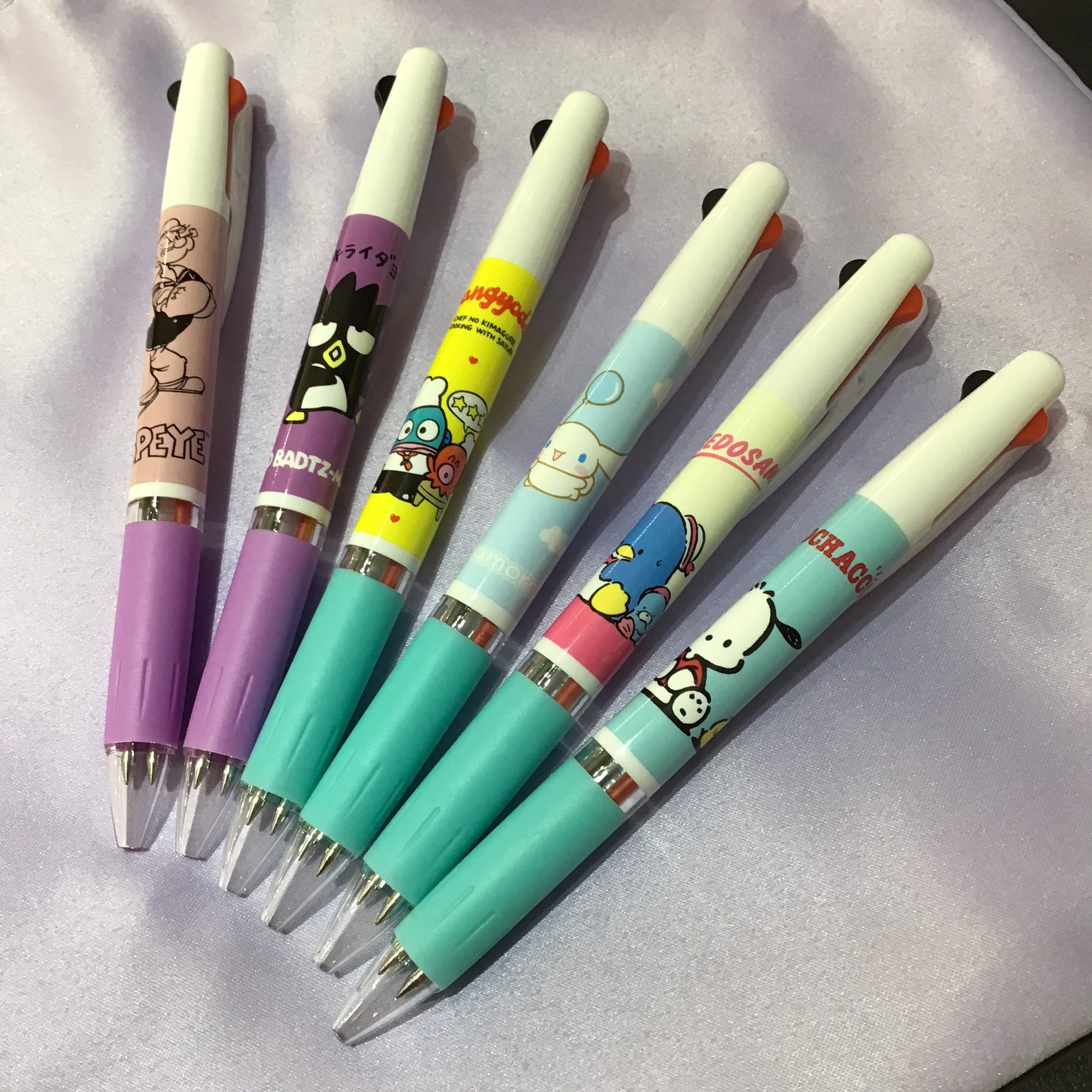 サンキューマートセントシティ北九州店 新商品 ジェットストリームからボールペンが入荷致しました 0 5mm 黒と赤の2色ボールペン 全部で12種類 どのキャラクターのデザインもとっても可愛いです もちろん全品390円 税込429円 ぜひ店頭にて