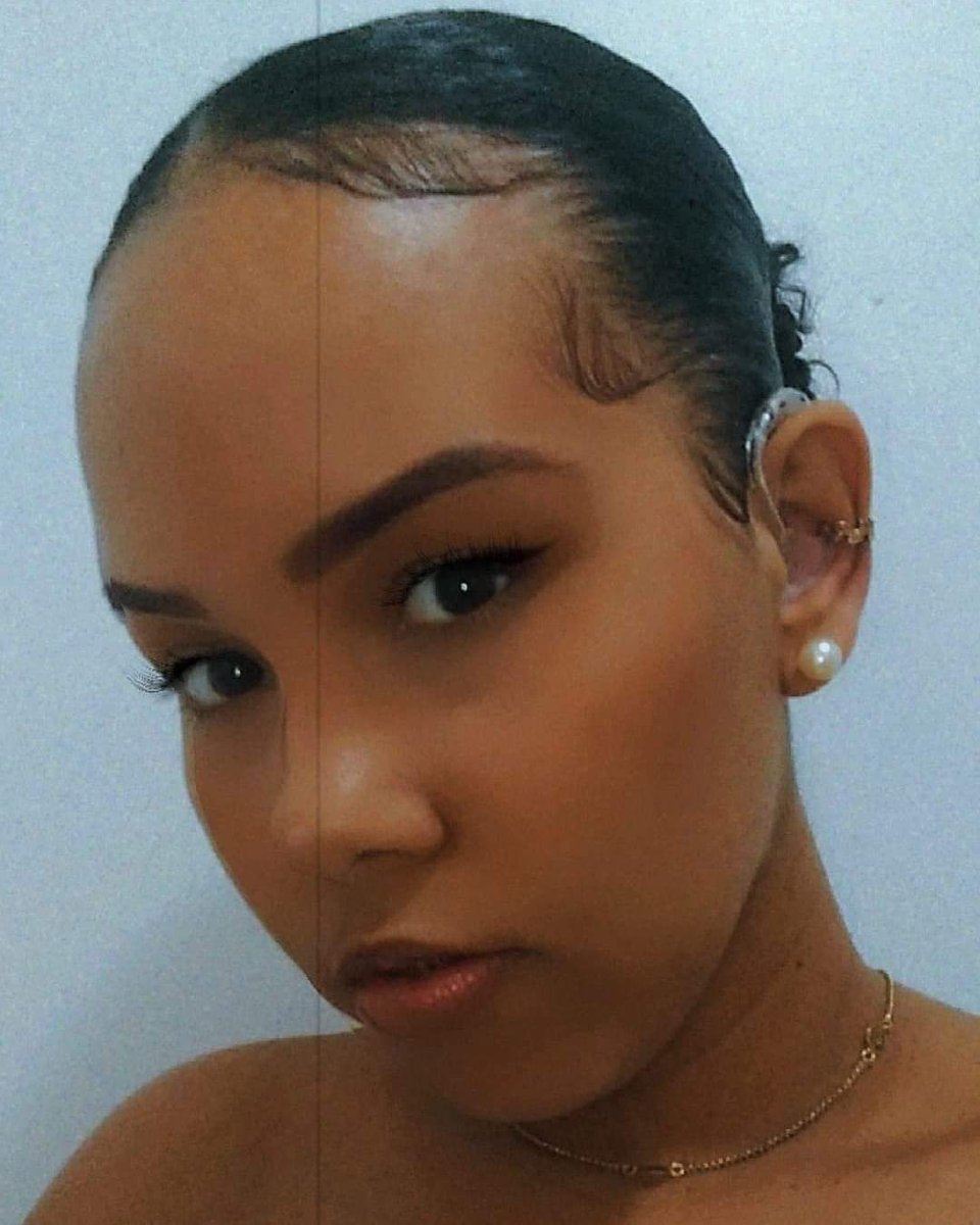 GiulliaCardim's tweet photo. Fico pensando com essa sociedade como essa geração ficou chata e cheia de frescura ..sou pobre, negra e  deficiente auditiva isso não é motivo pra eu encher o saco dos outros me vitimizando!E ensino as coisas do meu respeito conquistarem seus objetivos com esforços sem mi mi!✊🏾🦻🏾 https://t.co/SURQnFYEb9