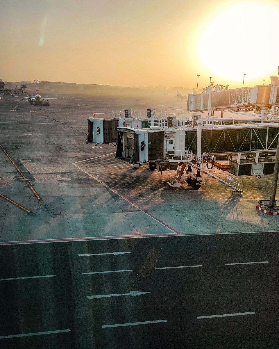 Gypsyshutter's tweet image. Doesn&apos;t this look like a view from some other planet with astronauts on a mission??? Except that there&apos;s an airplane visible 😁
#gypsyshutter #sunset