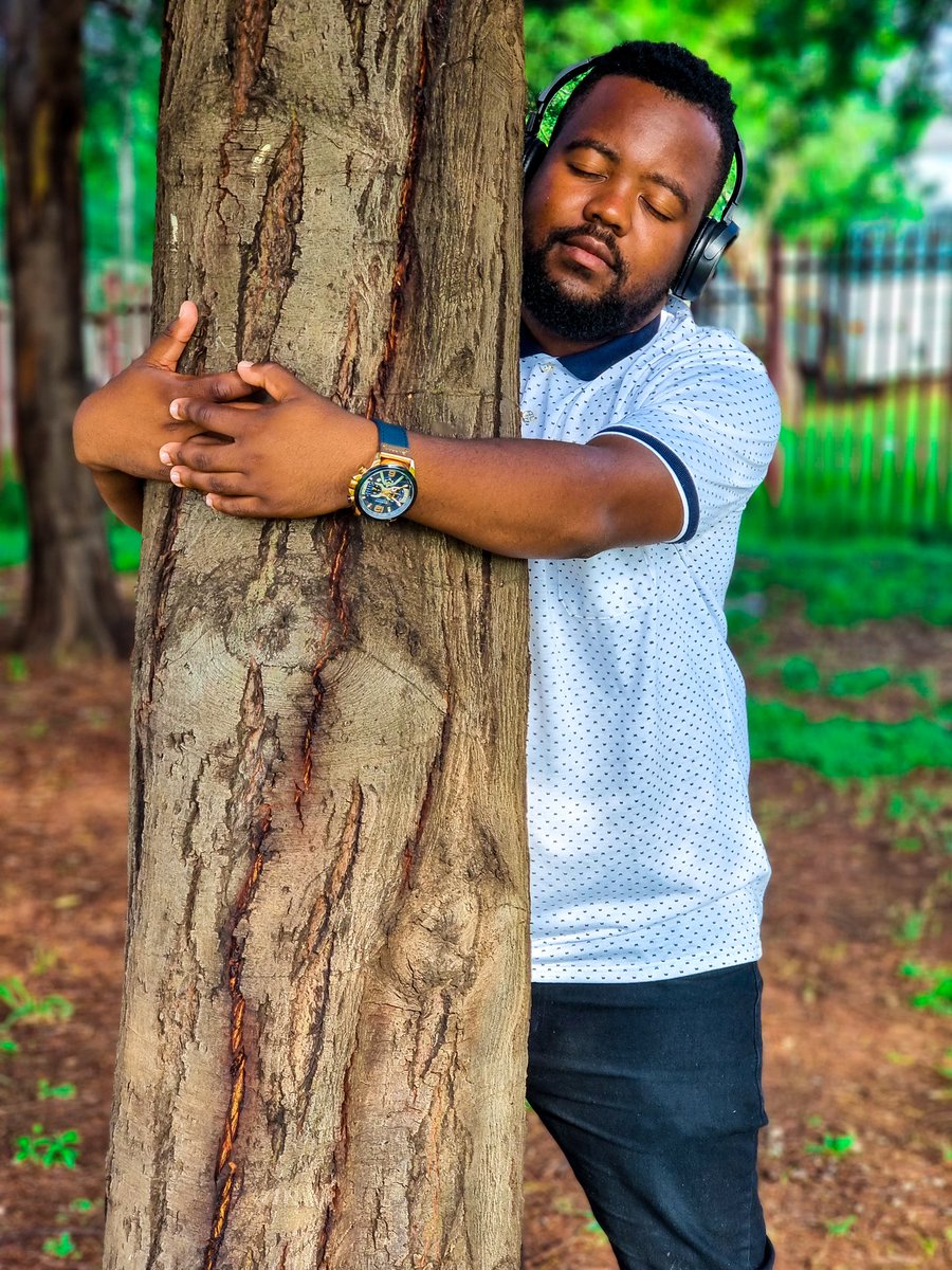 PrinceMopheme's tweet photo. HUG A TREE!! 🌳 😊 @djsbu https://t.co/Kb7eJc9SyJ