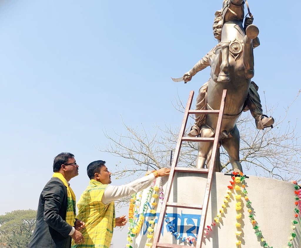 JibeshRoy12's tweet photo. কোচ ৰাজবংশীৰ বীৰত্ব তথা সমগ্ৰ #অসমীয়া_জাতিৰ শৌর্য,স্বাভিমান আৰু গৌৰৱৰ প্ৰতীক বিশ্ব মহাবীৰ 'চিলাৰায় দিৱস'ৰ শুভক্ষণত বীৰজনালৈ সশ্ৰদ্ধ প্ৰণিপাত জনালোঁ।।
@himantabiswa 
@AKRSU_KAMATAPUR @jayanta_malla https://t.co/GDRRWjTCe6