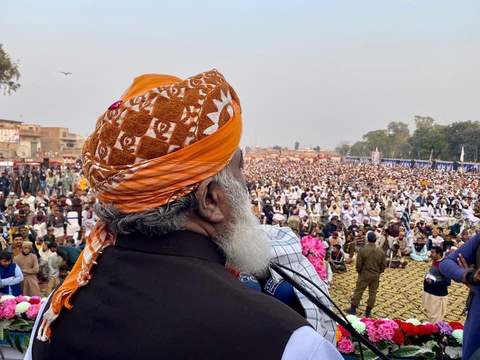 AbwbkrAmdad's tweet photo. لیہ : امیر جمعیۃ علماء اسلام پاکستان تحفظ آئین پاکستان کانفرنس سے خطاب کرتے ہوئے ۔
#MaulanaInLayyah https://t.co/708U9329wD