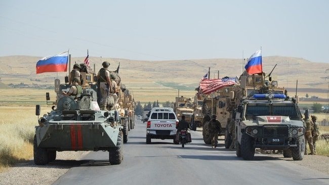 Военные стычки. Российские военные блокировали колонну армии США В Сирии. Российские военные в Сирии 2021 США. Сирия вс РФ БТР. Российские военные блокировали колонну армии США.
