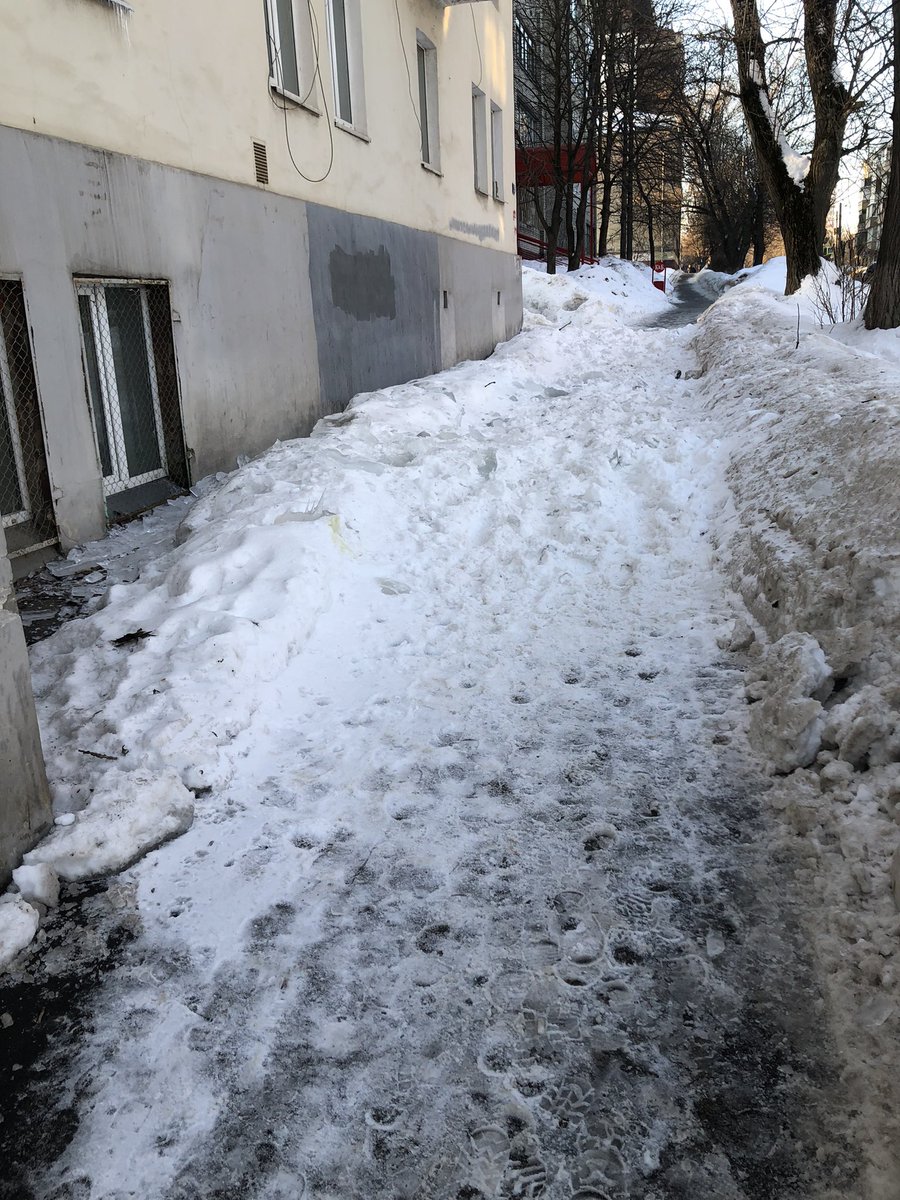 TulaSergey's tweet photo. @GUCentrTula @Tularegion71 @cityadmtula Руднева, 25 Вечером кто-то чистил крышу. Почему за собой не убираете? Вся пешеходная дорожка в глыбах льда. Ходить невозможно. Можно было бы к утру или утром убрать! УК «Новый коммунальный путь» вы бываете возле домов которые обслуживаете? https://t.co/JtFmjpRJsF