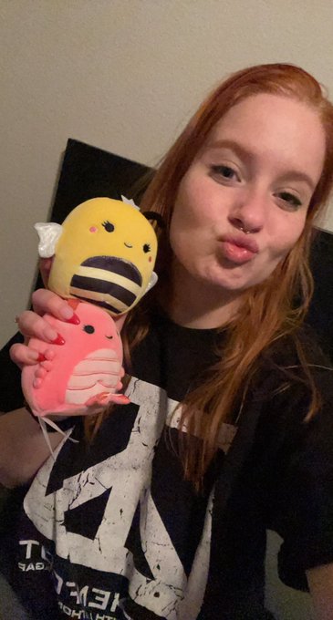 The bee&rsquo;s name is Sunny. My life is complete I can die happy now https://t.co/LXKV9HZ9ZV
