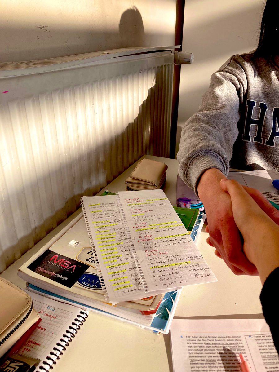 İki aylık kütüphane serüvenimizde ilk defa kalorifer peteğinin olduğu masaya oturmuş bulunuyoruzzzzz