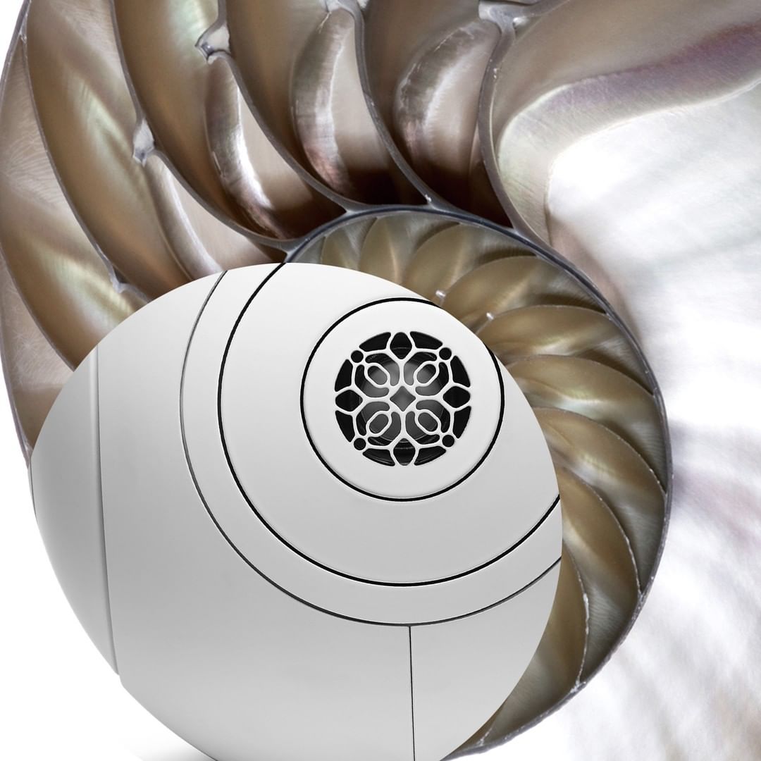 SCasdim's tweet photo. Behold nature’s most elaborate patterns.

Naked to the eye, sound waves are complex and intricate things. Phantom’s immersive architecture precisely emulates their movement. Feel them spiral throughout your being.
#Devialet #Phantom #NatureOfSound #Patterns #SoundWaves #Immersion https://t.co/Z8FjoCgErT