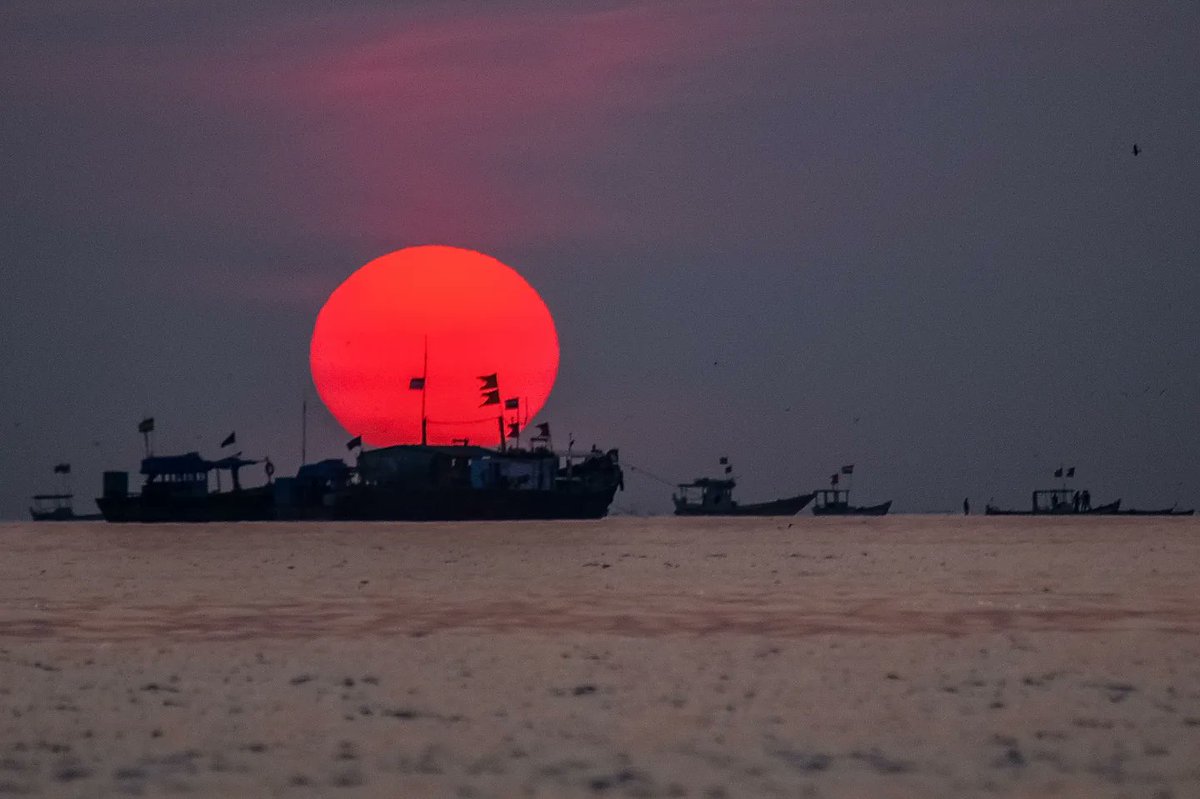 _ragulkrishnan_'s tweet photo. February 2020,
Versova, Mumbai.

 #photojournalism #Mumbai #versova #beachlife #fishinglife #sunset https://t.co/9jZmrm1sxY