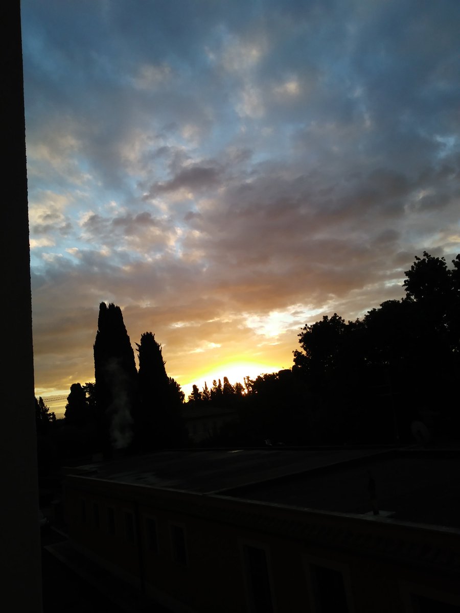 srmcarla's tweet photo. #ore7
Il sole di giustizia
trasfigura ed accende
l'universo in attesa.
(Inno a Lodi)
dalla mia finestra... https://t.co/6y0RscYCwS
