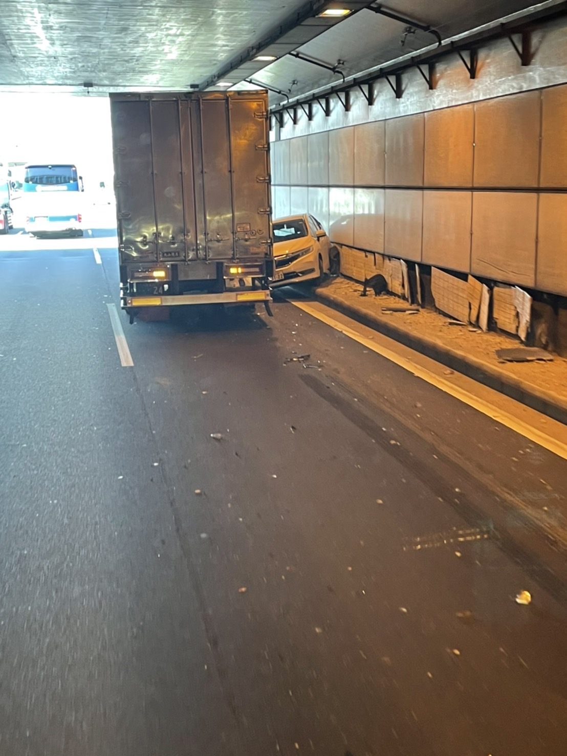 ハニカミ坊や 今日の事故 首都高速 湾岸線 B 東行き 羽田トンネル 結構 逝ったな 苦笑 T Co 6kug7zjjfc Twitter