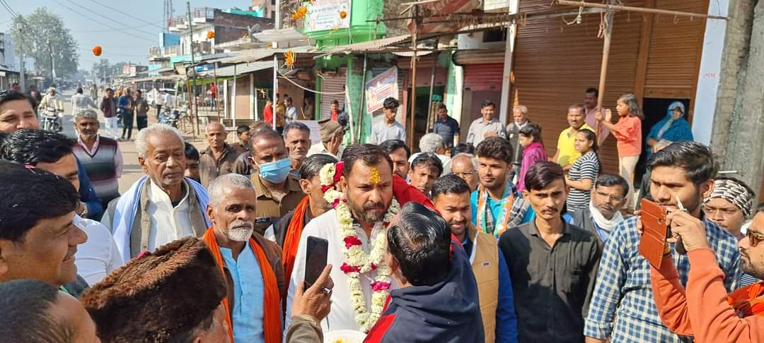 prakashbjp_'s tweet image. आज प्रातः काल सुबह सुबह खुरहंड बाजार में जाकर बड़े बुजुर्गो माताओं का आशीर्वाद प्राप्त किया और फिर एक बार भाजपा सरकार बनाने की अपील की।।

#आएंगे_तो_योगी_ही 
#जयभाजपातयभाजपा 
#Voteforkamal