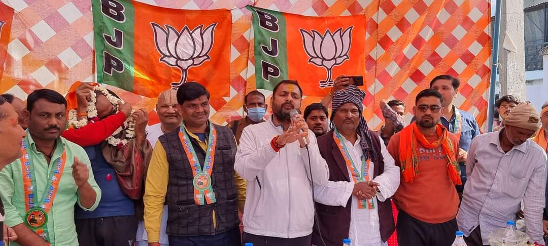 prakashbjp_'s tweet image. आज प्रातः काल सुबह सुबह खुरहंड बाजार में जाकर बड़े बुजुर्गो माताओं का आशीर्वाद प्राप्त किया और फिर एक बार भाजपा सरकार बनाने की अपील की।।

#आएंगे_तो_योगी_ही 
#जयभाजपातयभाजपा 
#Voteforkamal