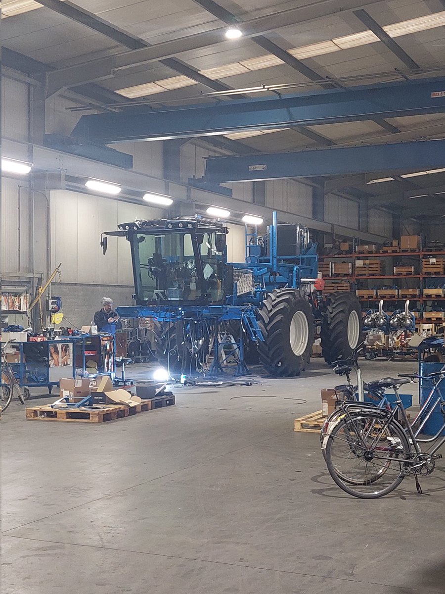 AdwinBreure's tweet photo. met heel het team @LoonbedrBreure een interessant en keurig ontvangst gehad bij @AVRmachinery en @DelvanoNv bedankt voor de goede begeleiding @jmdenboer en co smalheer van @gebrweststrate. daarna nog ff spelen met benzine dampen👍 https://t.co/Kr4boWXtcu