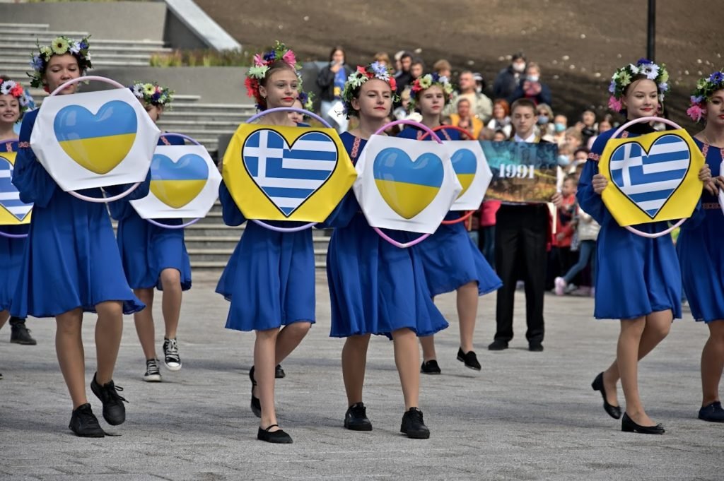Поддержи грецию. Греки на Украине. Украинцы в Греции. Американские греки. Флаг Греции и Украины.