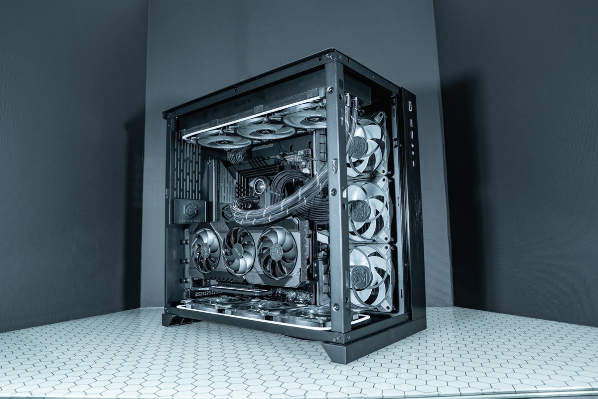 Passend zur neu eingeführten 12. Generation von Intel wurde unser erstes DDR5-System mit einem mächtigen 12900K ausgeliefert. Für ausreichend Grafikleistung sorgt ein RTX 3080 Ti aus ASUS’ TUF-Serie. Die Embleme der ZSC Lions werden im charakteristischen Blau-Weiss-Rot beleuchtet