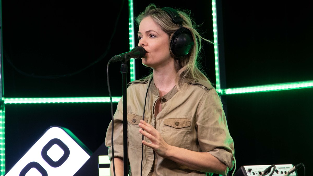 3FM's tweet photo. Vandaag worden we in Sanders Vriendenteam getrakteerd met twee 00's plaatjes. Niemand minder dan @Sitamusic staat namelijk in de 3FM Live Box met 'Happy' en 'Hello'. #3FM #SandersVriendenteam #00sRequest https://t.co/rtENVVvw7f