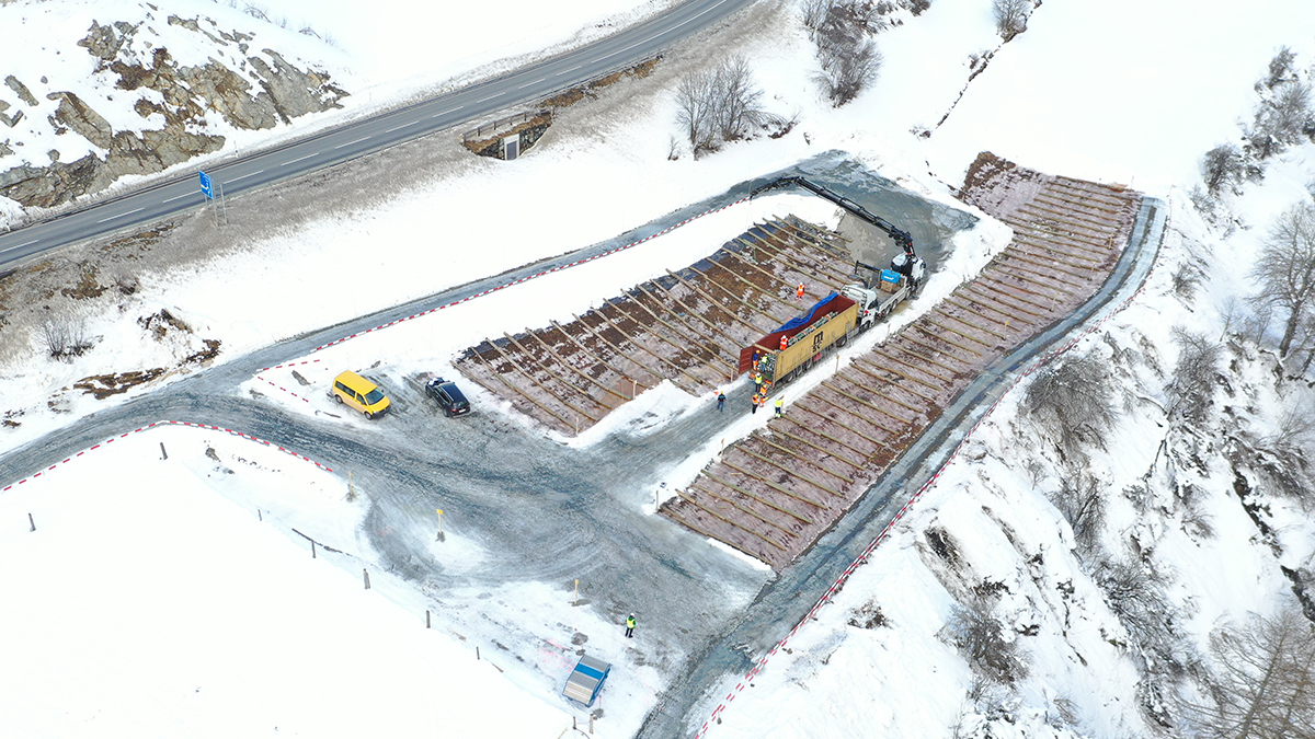 swissgridag's tweet photo. In Schnee und Eis werden in den kommenden Wochen Mastteile mit einem Gesamtgewicht von 2200 Tonnen entladen. Sie werden für den Ersatz und die Verstärkung der Masten zwischen Pradella und Zernez benötigt. Die Montage der Masten beginnt im April.
#swissgridag #baustart #pradella https://t.co/CAspLztKUD