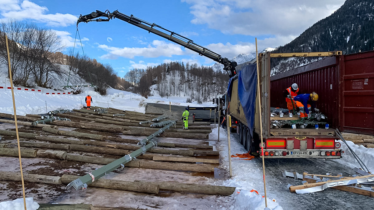 swissgridag's tweet photo. In Schnee und Eis werden in den kommenden Wochen Mastteile mit einem Gesamtgewicht von 2200 Tonnen entladen. Sie werden für den Ersatz und die Verstärkung der Masten zwischen Pradella und Zernez benötigt. Die Montage der Masten beginnt im April.
#swissgridag #baustart #pradella https://t.co/CAspLztKUD