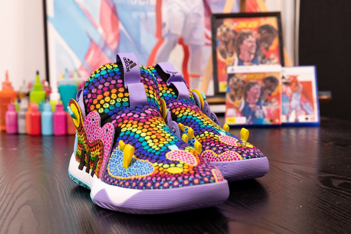 2K_ANZ's tweet photo. We recently partnered with Gamilaroi and Wiradjuri Indigenous artist @AllanMcKenzie14 to design a one of a kind #NBA2K22 inspired shoe ❤️
  
Follow us to stay up to date on when the auction goes live next week for your chance to own these awesome kicks! https://t.co/TsYJ852kMs