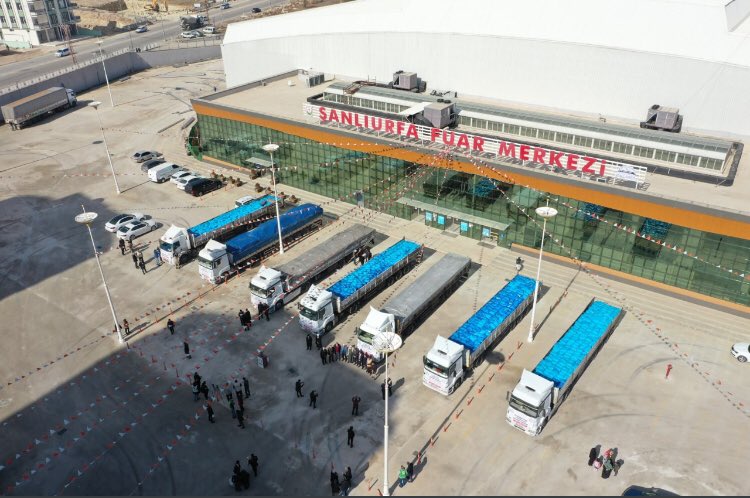 ÎHH'ya Rihayê, 7 TIR’ên tijîxêr yên ku bi alîkariya xêrxwazan hatine amadekirin ji bo ku bigihêjin mazlumên Suriye bi duayan rê kirin.