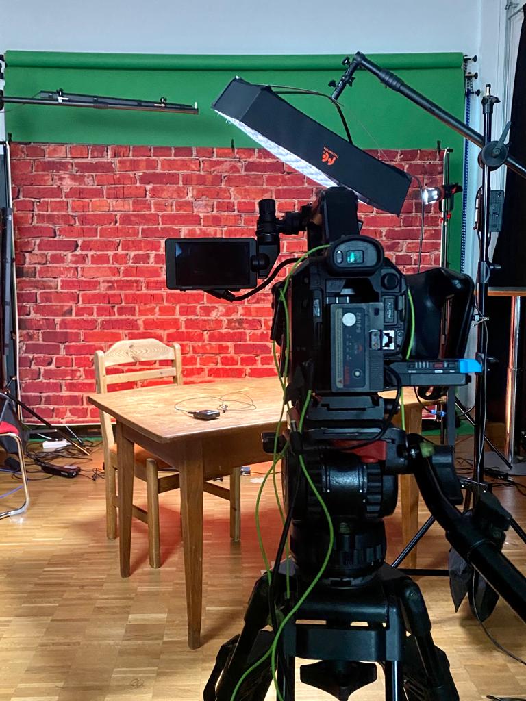 Heute laufen📽️-aufnahmen für Digitale-Lehre Good-Practice-Beispiele <a href="/UniFAU/">FAU Erlangen-Nbg</a> 
Sie möchten selbst Ihr digitales Lehrkonzept vorstellen❓ 
📨Schreiben Sie uns an digitale-lehre@ili.fau.de 
💡Lassen Sie sich inspirieren:🔗bit.ly/3JBuSBf