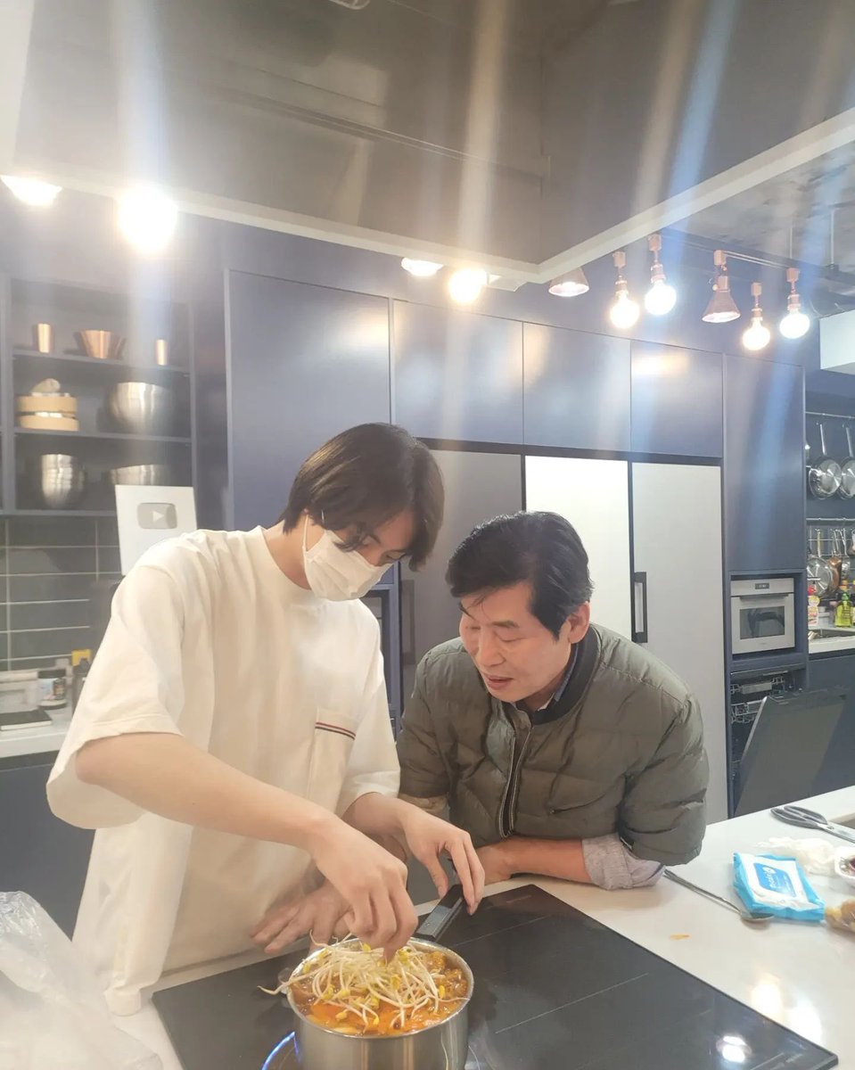 seokjin_sv's tweet photo. Post de Instagram del chef Lee Yeon Bok:
Jin se toma en serio la cocina. Ayer por la noche se dio una lección sobre cómo hacer una deliciosa sopa/guiso picante de pescado. Lo cocinó él mismo y muy bien hecho~ ♡
#BTS #Seokjin #Love_Cooking
#Learning_Cooking #Chef_LeeYeonBok https://t.co/6nXN002qgD