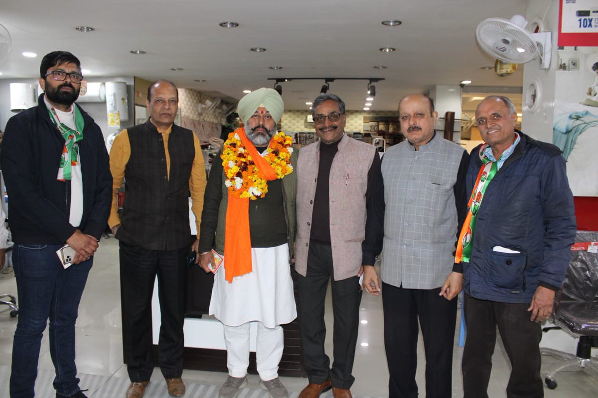 ਸਮਰਾਲਾ ਰੋਡ ਵਿਖੇ ਦੁਕਾਨਦਾਰਾਂ, ਮੁਲਾਜ਼ਮਾਂ ਨੇ ਫੁੱਲਾਂ ਦੀ ਬਾਰਿਸ਼ਾਂ ਨਾਲ ਸਵਾਗਤ ਕੀਤਾ। ਥਾਂ ਥਾਂ ਲੱਡੂ ਵੰਡੇ ਤੇ ਮੇਰੇ ਕੀਤੇ ਹੋਏ ਵਿਕਾਸ ਨੂੰ ਵੇਖਦੇ ਹੋਏ ਸਾਥ ਦੇਣ ਦਾ ਵਾਅਦਾ ਕੀਤਾ।

#gurkiratforkhanna #CongressFor2022 #CongressGovernment #gurkiratonceagain #ਧੰਨਵਾਦਖੰਨਾ