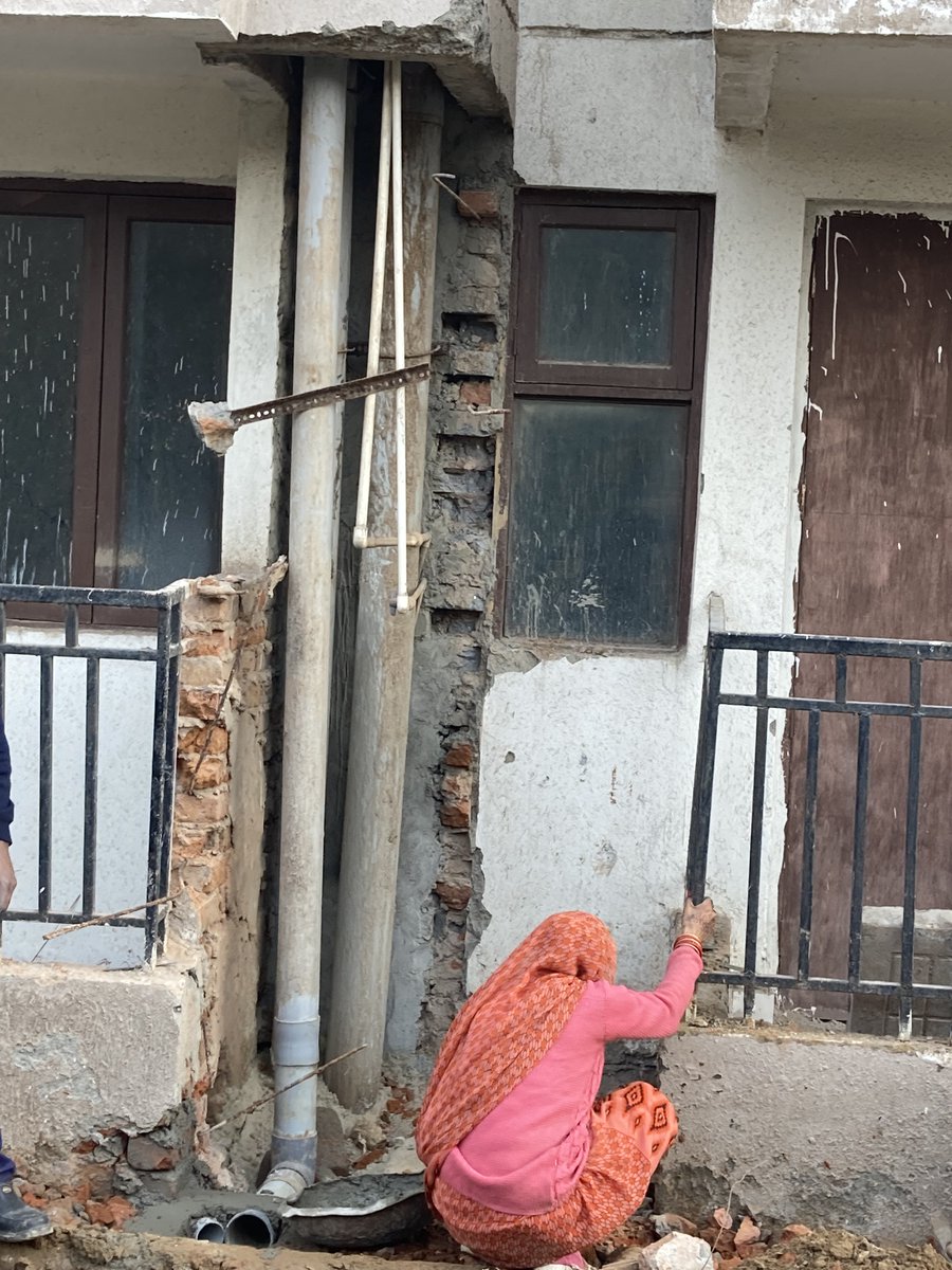 MapskoR's tweet photo. @mlkhattar @cmohry @PMOIndia @leenadhankhar @its_AkankshaG @Shubhama0779 @satbeerbhardwaj @rakeshdaultabad @RaoJSinghTOI @reenadhankher Dear Authorities, Mapsko Paradise having similar alarming situation as of Chintel Paradiso. Buildings with visible cracks, seepage. Save us https://t.co/9qttCk3S0N