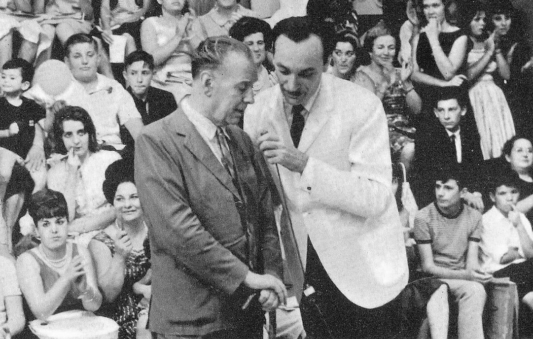 En 1964 el escritor Jorge Luis Borges es entrevistado en el programa “Sábados Continuados” de Canal 9, por el locutor Antonio Carrizo, conductor de ese espacio televisivo y hombre de una vasta cultura humanística.