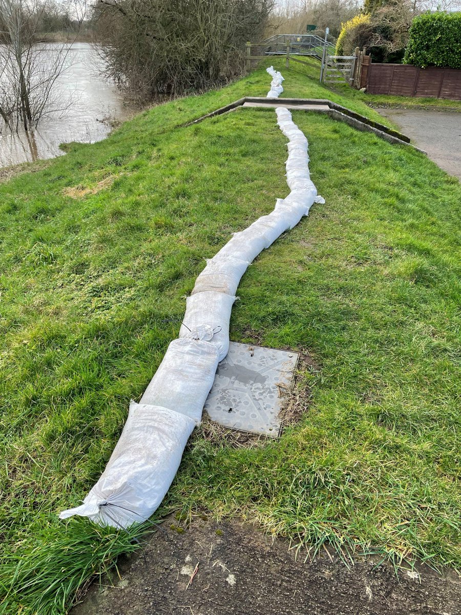 BarryKillnerEA's tweet photo. Our @EnvAgencyMids #Gloucestershire field team are out checking #Outfalls #Embankments #Assets along the #Severn #Estuary today ahead of forecast #High #Tides. Here they are laying #Sandbags at #Ashleworth #Incidentready https://t.co/Bto9Na81uL