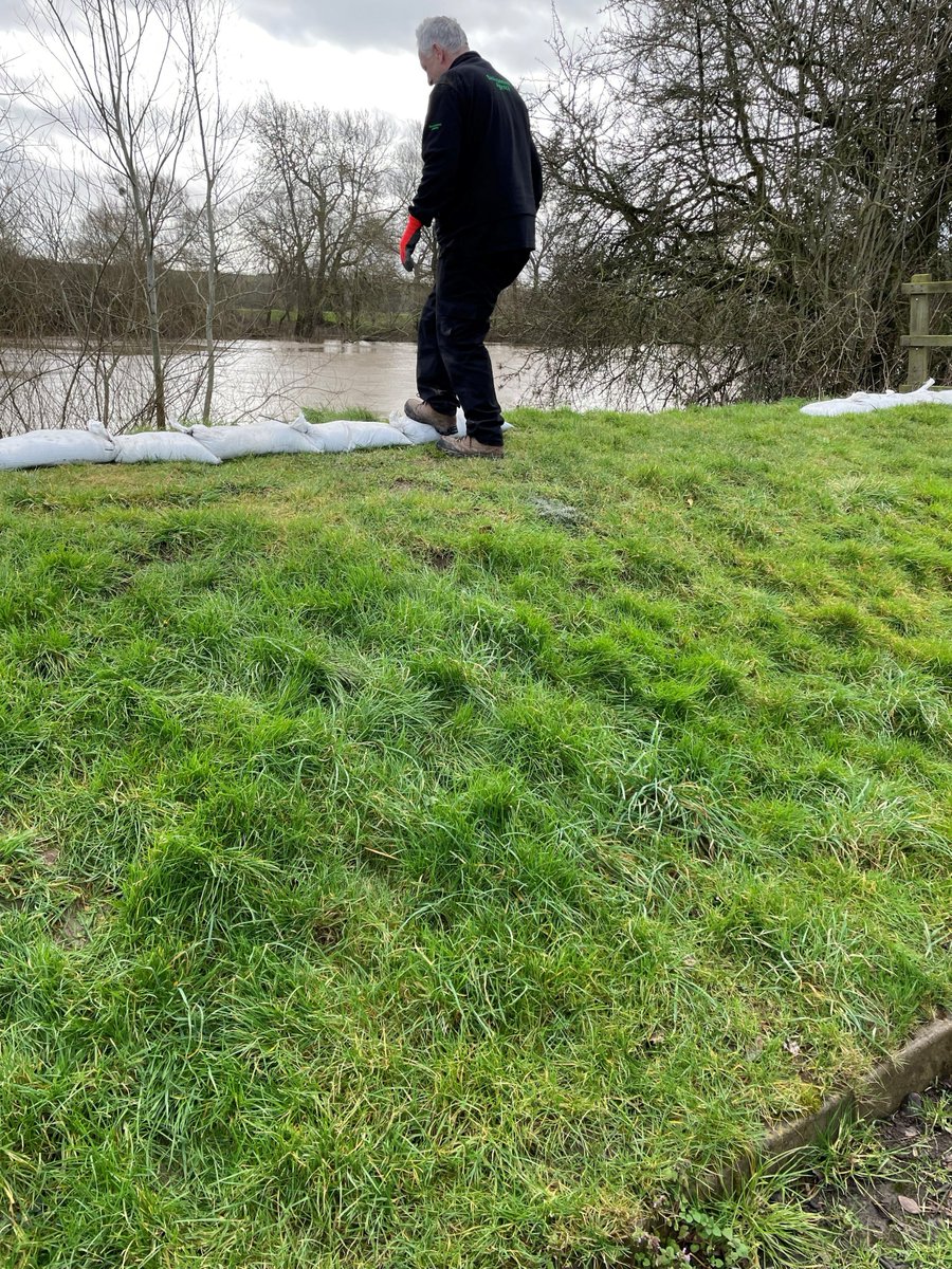 Our <a href="/EnvAgencyMids/">Environment Agency Midlands</a> #Gloucestershire field team are out checking #Outfalls #Embankments #Assets along the #Severn #Estuary today ahead of forecast #High #Tides. Here they are laying #Sandbags at #Ashleworth #Incidentready