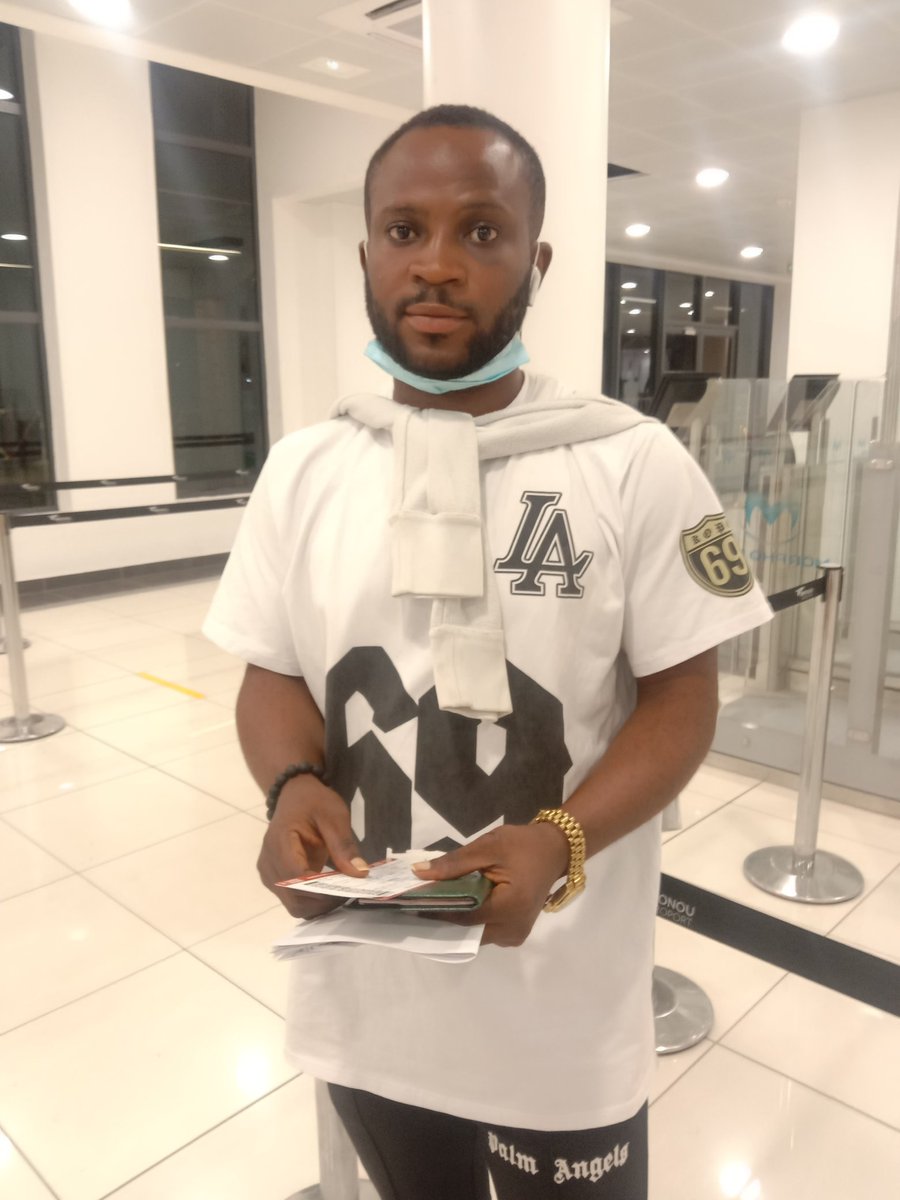 Mobliss3's tweet photo. You garrit if you are not garrit forget about it
      Cotonou airport https://t.co/FhOr0RGh41