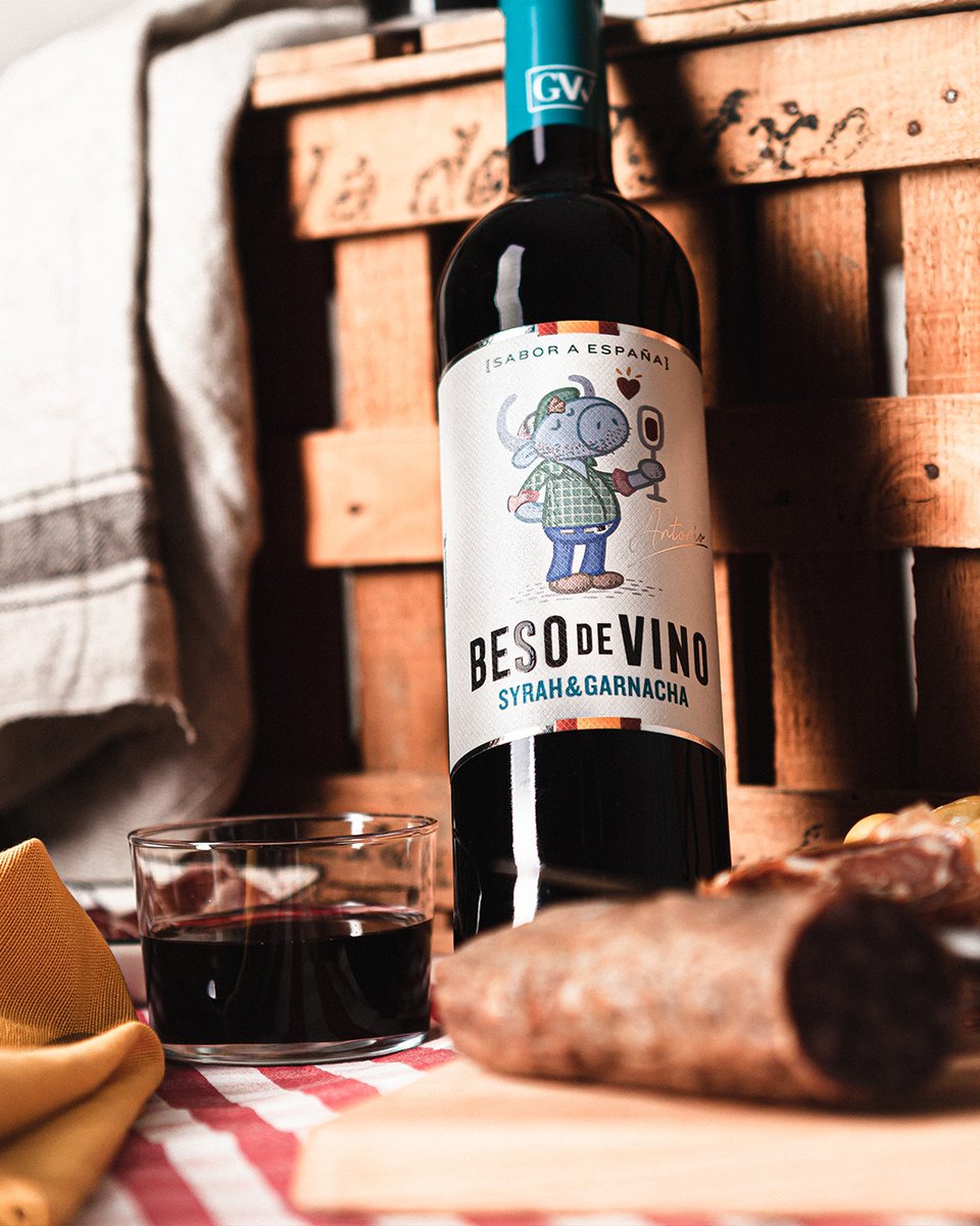 BesodeVino's tweet photo. 🇪🇸 Aprovechando que hoy es el #DíaInternaciónalSyrah 🍇 ¿por qué no te tomas una copa de Beso de Vino Syrah Garnacha? Es la mejor forma de celebrar un día tan especial 🍷
.
#ElVinoDeLasPiedras #TheLegacyOfCariñena⁠ #VinoLovers #WineLovers #DOcariñena #LoQueVesEs @aragonalimentos https://t.co/r8ZDprrEsn