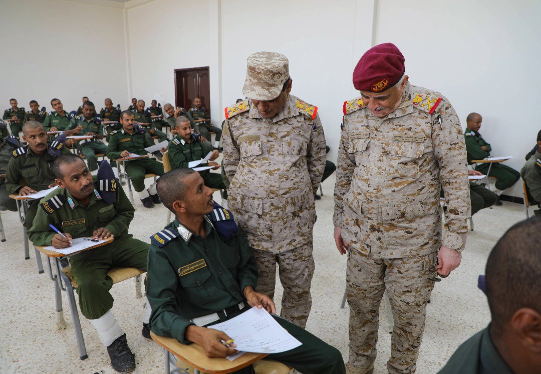 HadramoutGov's tweet photo. المحافظ القائد #البحسني واللواء طيمس يشهدان عرضًا عسكريًا لطلاب الدفعة الأولى من القسم العام بكلية الشرطة ب #حضرموت https://t.co/uF8pMQuSMK